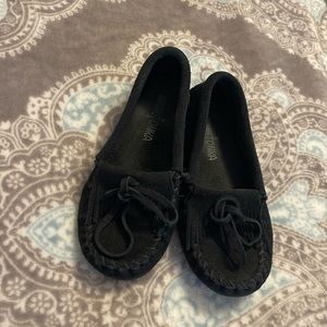 SZ. 2 Black Minnetonka Moccasin kid shoe, has a rubber bottom for daily wear.